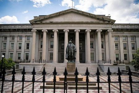 ３月３日、米国がウクライナに侵攻したロシアに対する圧力を強めるために、プーチン政権に影響を持つロシアのオリガルヒ（新興財閥）を標的とした制裁措置を準備していることが分かった。写真はワシントンの米財務省。２０２１年４月撮影（２０２２年　ロイター/Al Drago）
