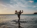 海でボールを蹴る少年。今回のキュラソー代表のうち地元出身は1人で、残りの25人はキュラソーにルーツを持ちオランダで生まれた選手たちだ