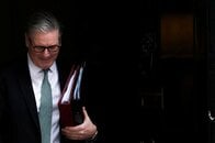 スターマー英首相、「政権は10年計画」と続投表明　地方選大敗で辞任圧力