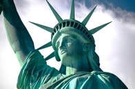 ゆっくりと傾いて、崩壊は一瞬...高さ35mの「自由の女神」像が崩れ落ちる「衝撃映像」にSNS震撼、ブラジルの嵐で