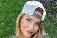 密着ウェアで「躍動」...元プロゴルファー女性の「目のやり場に困る」衣装にネット騒然　「ゴルフでそんな格好は...」