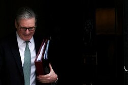 スターマー英首相、「政権は10年計画」と続投表明　地方選大敗で辞任圧力