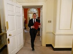 英新首相、電気料金負担減へ減税　早期施策の第一弾