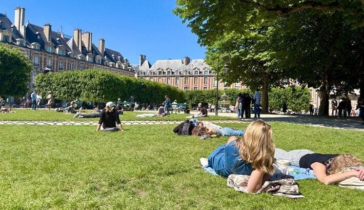 パリで最も古い広場(ヴォージュ広場) パリの公園や広場の多くの芝生では寝転んだり、ピクニックをしたり、誰でも自由に過ごせる。