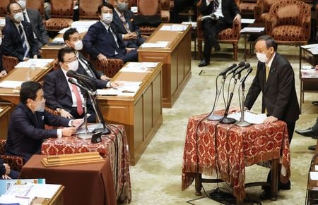 菅義偉首相は２５日午前の衆院予算委員会集中審議で、立憲民主党の枝野幸男代表への質問に答え、観光活性化を目指す政府の「ＧｏＴｏトラベル」事業が「地域経済を支えているのは事実」だと述べた。写真は同日、枝野幸男代表（左端）の質問に答弁する菅首相（右）。国会内で撮影。（２０２０年　時事通信社）