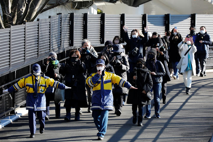 秩序ある行動は日本の美徳とされるが……（上野動物園でパンダを見ようと列を作る人々、1月）KIM KYUNG HOON-REUTERS