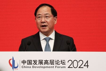 　１０月１７日、中国の金壮龍・工業情報化相（写真）は、インターネット接続機能を備えた「コネクテッドカー（つながる車）」を巡る規格や規制で他国との協力を強化し、国境を越えたデータの流れも促進する政策を検討する方針を示した。写真は北京で３月撮影（２０２４　ロイター／Jing Xu）