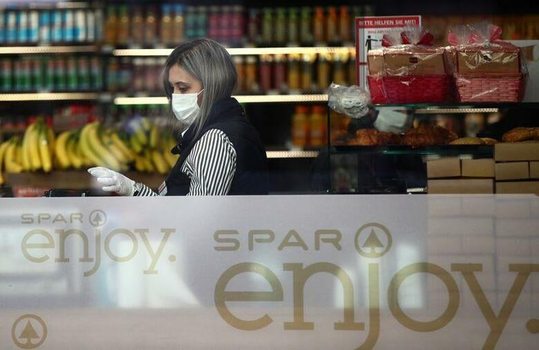 オーストリアでは、新型コロナウイルスの感染拡大を抑えるため休業していた店舗の一部が14日から営業を再開する。写真は4月6日、ウィーン市内のスーパーマーケットで撮影（2020年　ロイター/Lisi Niesner）