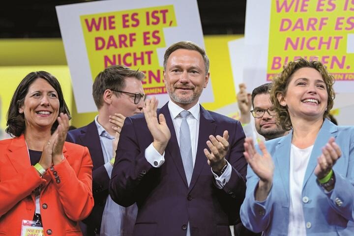 総選挙の1週間前に開かれた自由民主党の党大会で上機嫌な様子のリントナー党首（9月19日、ベルリン）　ANNEGRET HILSEｰREUTERS