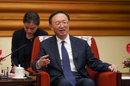 　６月１８日、中国の外交担当トップの楊潔チ・共産党政治局員（写真）は、ポンペオ米国務長官と１７日にハワイで会談した際、米国は重要問題における中国の立場を尊重し、香港や台湾、新彊ウイグル自治区などの問題への介入を止め、両国の関係修復に努めるべきだと伝えた。写真は昨年９月北京での代表撮影（２０２０年／ロイター）