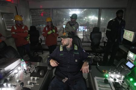 ４月２３日、トーマス・ライジンガーさん（５５）は、米アーカンソー州ブライスビルにある広大な鉄鋼加工工場で働くため、片道約１時間半かけて通勤している。写真はニューコアのスチール工場で働く従業員。ブライスビルで３月撮影（２０２５年　ロイター/Karen Pulfer Focht）