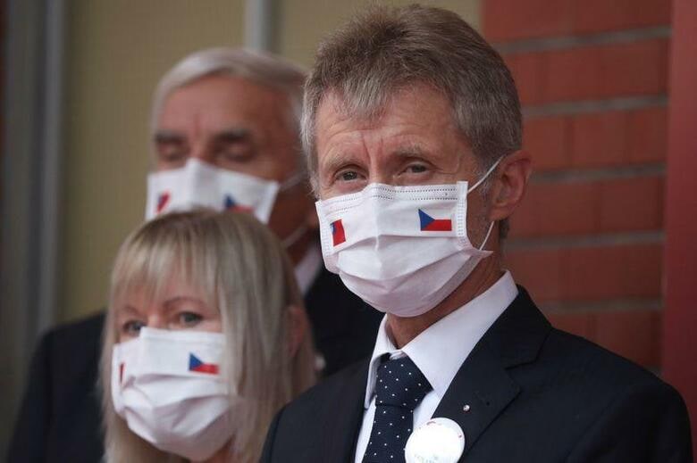 訪台中のチェコのミロシュ・ビストルチル上院議長(写真)は、台湾の立法院(議会)で演説を行い、故ジョン・F・ケネディ元米大統領が1963年に西ベルリンで行った演説をなぞらえて、「私は台湾市民である」と述べ、台湾の人々への支持を表明した。写真は台北で撮影(2020年　ロイター/Ann Wang)