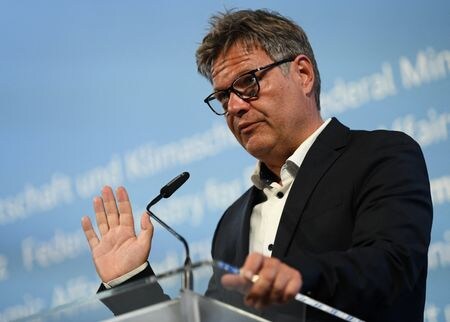 ドイツのハベック経済相は１５日、ガス料金を巡りドイツには新たな賦課金制度の導入が必要であり、導入しなければエネルギー市場が崩壊すると述べた。（２０２２年　ロイター／Annegret Hilse）