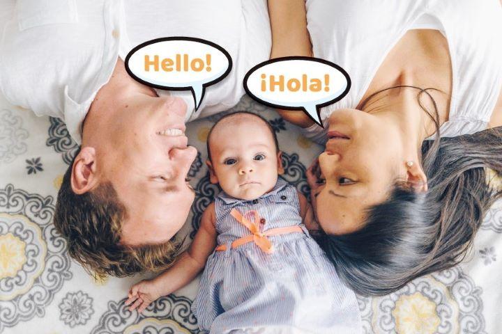 生まれたときから英語とスペイン語を経験している子供にとっては両方が母語に　LISA5201/ISTOCK