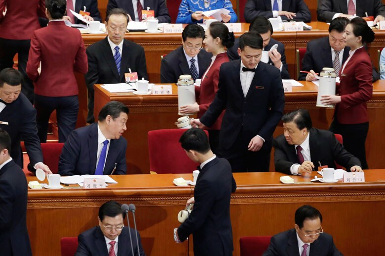 2015年の全国人民代表大会にて。習近平総書記が話し掛けている右の人物は現常務委員の劉雲山で、10月18日から始まる十九大で引退する見込み　Jason Lee-REUTERS