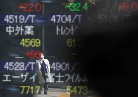 　３月１７日、前場の東京株式市場で、日経平均は前営業日比２５円１２銭高の２万９９４６円２１銭となり、小幅続伸した。都内で２０２０年１１月撮影（２０２１年　ロイター／Issei Kato）