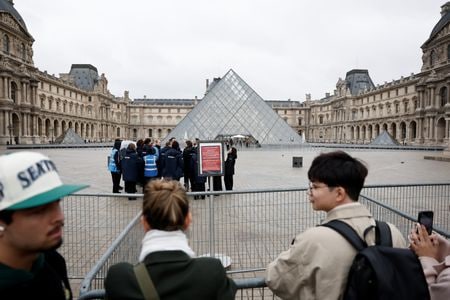 フランスのダルマナン法相は２０日、パリのルーブル美術館で１９日起きた宝飾強盗事件は同国に「ネガティブ」で「嘆かわしい」 イメージを与えたと国内ラジオに語った。２０日も休館となったルーブル美術館（２０２５年　ロイター/Benoit Tessier）