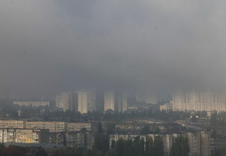 2026年9月30日、ロシアのドローンとミサイルによる攻撃で煙が立ち上るウクライナのキーウ。 REUTERS/Gleb Garanich