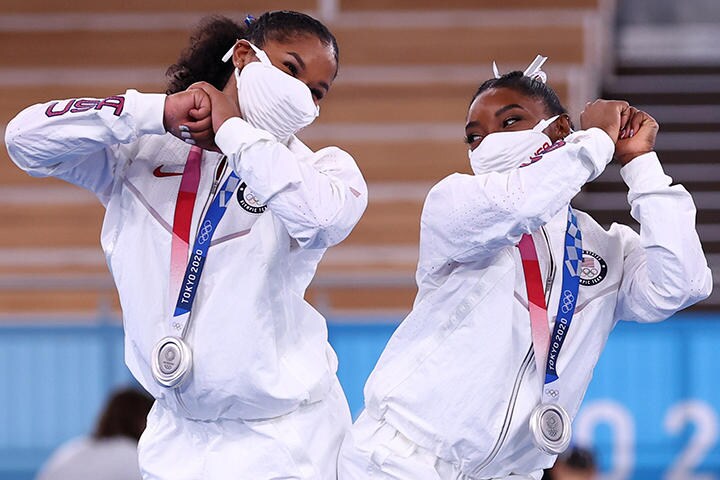 バイルズ（右）の棄権で銀メダルに落ちたけど米女子体操チームは大喜び　Mike Blake-YouTube - REUTERS