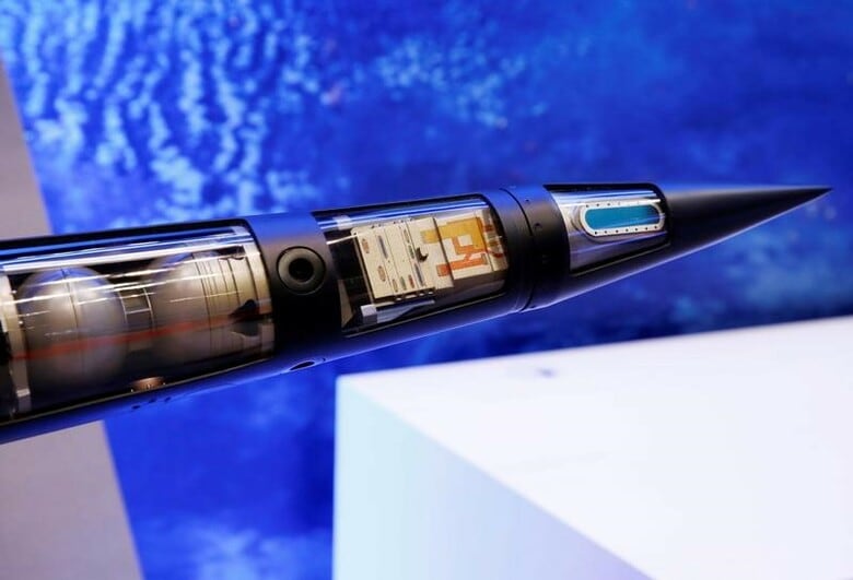 １月２６日、韓国企画財政省は声明を出し、中国との意思疎通と経済協力を強化する方針を示した。中国に進出する韓国企業が直面する問題を解消する狙いがあるとしている。写真はロッキード社のTHAADミサイルのモデル。都内で昨年１０月撮影（２０１７年　ロイター／Kim Kyung Hoon）