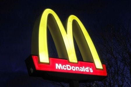 米マクドナルドは２８日、第２・四半期（６月３０日まで）の世界の既存店売上高が２３．９％減少し、市場予想（２３．２４％減）を上回る落ち込みになったと発表した。ニューヨークで３月撮影（２０２０年　ロイター/ANDREW KELLY）