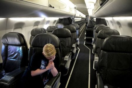今月３日、ワシントン発ニューオリンズ行きのアメリカン航空４５１１便に乗ったロイターのカメラマン、カーロス・バリア記者は、乗客が自分１人であることに気づいた。写真はがらがらの機内で離陸を待つ客室乗務員。４月３日、ワシントンで撮影（２０２０年　ロイター/Carlos Barria）
