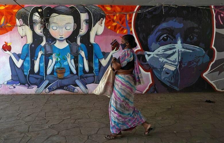 インドは、新型コロナウイルス感染拡大の状況把握のための抗体検査について、正確性に懸念があるとして、一時中止を指示した。保健当局者らが明らかにした。写真は4月22日、ムンバイで撮影（2020年　ロイター/Hemanshi Kamani ）