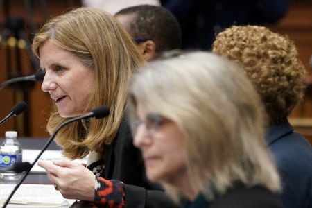 　米名門私立大のペンシルベニア大学は１２月９日、リズ・マギル学長（写真左）とスコット・ボク理事長の辞任を発表した。５日、ワシントンで撮影（２０２３年　ロイター/Ken Cedeno）