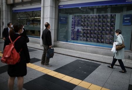 　３月１７日、日経平均は続落スタート後、下げ幅を一時６００円超に拡大。都内の株価ボード前で１０日撮影（２０２０年　ロイター/Stoyan Nenov）