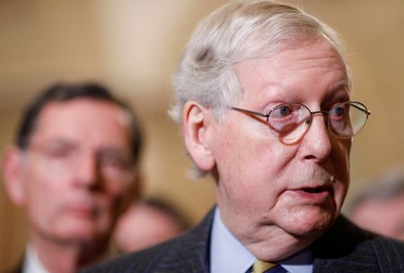 　１月２０日、米上院共和党トップのマコネル院内総務（写真）は、トランプ大統領のウクライナ疑惑を巡る弾劾裁判のルールを定めた決議案を公表した。写真はワシントンで１４日撮影（２０２０年　ロイター／Tom Brenner）