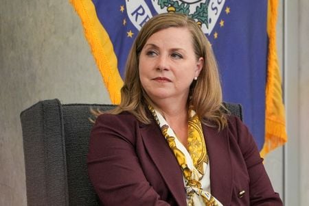 　米連邦準備理事会（ＦＲＢ）のボウマン副議長（金融監督担当）は９日、最近の軟調な雇用指標は労働市場の脆弱性を巡る懸念を浮き彫りにし、年内３回の利下げが適切という自身の予想に対する自信を強めるものだと述べた。写真はワシントンで７月撮影（２０２５年　ロイター／Ken Cedeno）