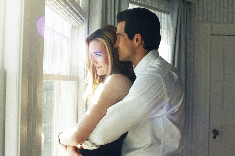 『ジョン&キャロリン』で主役夫妻を演じるサラ・ピジョンとポール・アンソニー・ケリー　FX