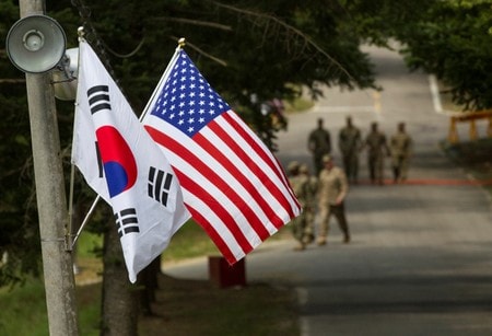 　１１月１４日、米軍制服組のトップ、ミリー統合参謀本部議長と韓国軍制服組トップの朴漢基合同参謀本部議長らが、ソウルで米韓軍事委員会（ＭＣＭ）を開いた。ＭＣＭは米韓の参謀議長級の年次総会で、両国で１年単位で相互訪問し、会議を開いている。提供写真。２０１６年８月撮影（２０１９年　ロイター）