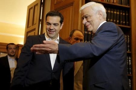 　８月２６日、ギリシャのパブロプロス大統領が９月の総選挙実施を２８日に表明する見通しであることが関係筋の話で明らかになった。写真左はチプラス首相。アテネで７月撮影（２０１５年　ロイター／Christian Hartman）
