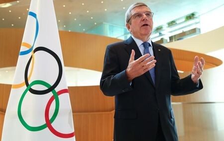 国際オリンピック委員会（ＩＯＣ）のトーマス・バッハ会長は東京五輪・パラリンピック開幕まで半年となるのに合わせてビデオメッセージを公開し、予定通りの開催に向けた決意を表明した。写真は昨年３月２５日に開催についての見解を語る同会長。スイスのローザンヌで撮影。（２０２１年　ロイター／Denis Balibouse）