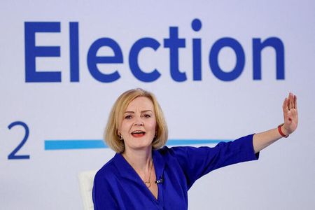 英次期首相の最有力候補であるトラス外相は、来月に首相に選出された場合、インフレが家計を圧迫する「生活費危機」の対応として付加価値税（ＶＡＴ）を一律５％減税する案を検討している。写真は、英国・のリッジで２０２２年８月２５日に開催された保守党イベントでのトラス氏。（２０２２年　ロイター／John Sibley）