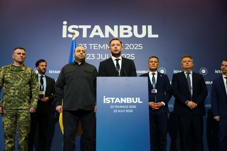 ロシアとウクライナは２３日にトルコのイスタンブールで実施した３回目の和平協議で、軍人と民間人を含む一段の捕虜交換を行うことで合意した。写真は協議後の記者会見に応じるウクライナ代表団。同日撮影（２０２５年　ロイター/Murad Sezer）