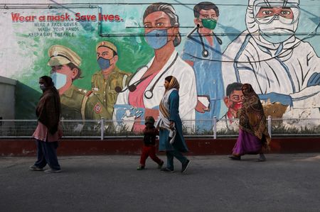 　１２月２１日、インド政府は、各州に新型コロナウイルスのいかなる新変異株の出現・流行にも厳重に注意を払い続けるよう要請し、国民に混雑した場所ではマスクを着用するよう訴えた。写真はニューデリーで２月撮影（２０２２年　ロイター/Anushree Fadnavis）