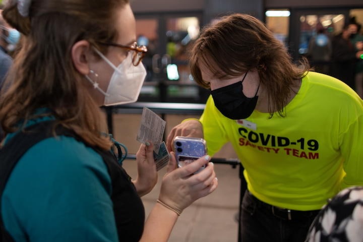 ブロードウェイも１年以上閉鎖されていたが、ワクチン接種カードで携帯者は観劇できる 2021年9月14日 REUTERS/Eduardo Munoz