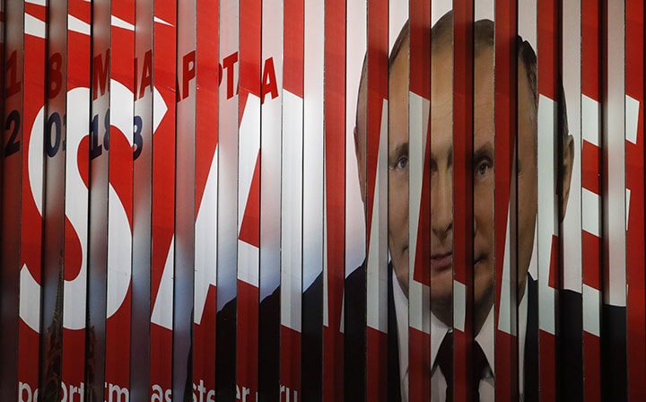 プーチンは強い指導者を演じ続ける（写真はマルチボード広告に掲載された大統領選広告のプーチン）　Sergei Karpukhin-REUTERS