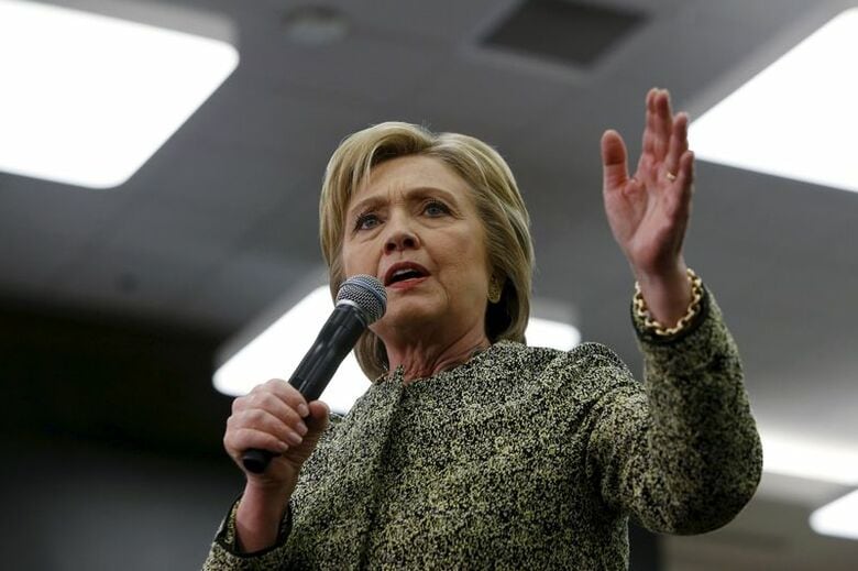 ２月２７日、米大統領選に向けた民主党の候補指名争いで第４戦となる南部サウスカロライナ州予備選挙が行われ、クリントン前国務長官（写真）がサンダース上院議員に大差で勝利した。米ナッシュビルで２８日撮影（２０１６年　ロイター／Jonathan Ernst）