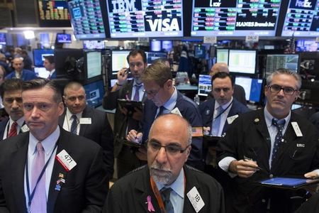 　１１月１８日、米国株式市場は急反発。１０月の米連邦公開市場委員会（ＦＯＭＣ）議事要旨を受け、主要株価３指数はそろって１％超上昇した。ＮＹ証券取引所で１０月撮影（２０１５年　ロイター/Brendan McDermid）
