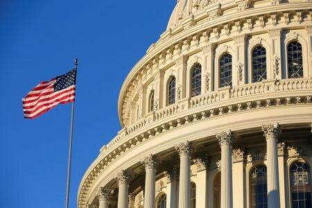 　１１月１９日、与野党の米上院議員３人が１８日、トランプ政権が計画するアラブ首長国連邦（ＵＡＥ）へのＦ３５戦闘機などの武器売却阻止に向け法案を提出すると表明した。写真はアメリカ合衆国議会議事堂。ワシントンで２０１６年１１月撮影（２０２０年　ロイター／Joshua Roberts）