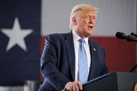 　トランプ米政権は、米企業がアジアに構える生産拠点について、米国や中南米、カリブ地域への移転を促す新たな措置を準備している。ホワイトハウスの上級顧問が２９日、ロイターのインタビューで明らかにした。写真はトランプ米大統領。テキサス州ミッドランドで撮影（２０２０年　ロイター／Carlos Barria）