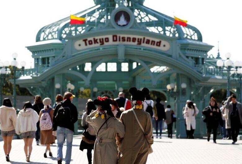オリエンタルランドは、新型コロナウイルスの感染拡大を防ぐため、東京ディズニーランド・シーの臨時休園を4月上旬まで延長すると発表した。写真は東京ディズニーランドで2月撮影（2020年　ロイター／ISSEI KATO）