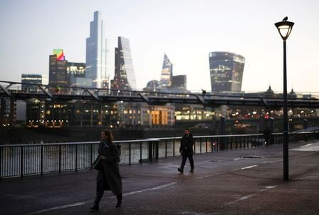 　税制や公共政策を専門とする英国のシンクタンク、財政研究所（ＩＦＳ）は１６日、英政府は新型コロナウイルス対策として、増税により６００億ポンド（８３０億ドル）を調達する必要に迫られるとの見解を示した。写真はテムズ川とシティの高層ビル群。２０２０年１２月撮影（２０２１年　ロイター/Henry Nicholls）