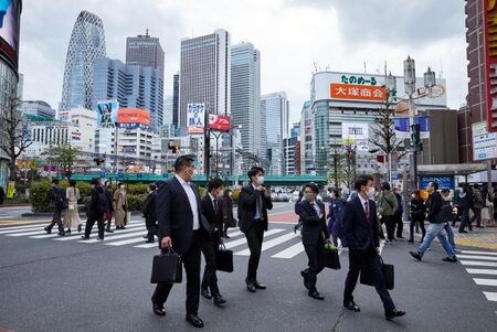 　６月８日、厚生労働省が８日公表した４月の毎月勤労統計（速報）によると、実質賃金は前年比２．１％上昇し、３月の同０．８％からプラス幅が拡大した。都内で４月撮影（２０２１年　ロイター/Androniki Christodoulou）