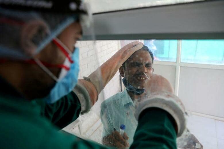 インド保健省によると、11日に新型コロナウイルスの類型感染者数が700万人を突破した。写真は２０２０年１０月９日に撮影されたニューデリーにおけるコロナウイルスのサンプル採取の現場。（２０２０年　ロイター／Anushree Fadnavis ）