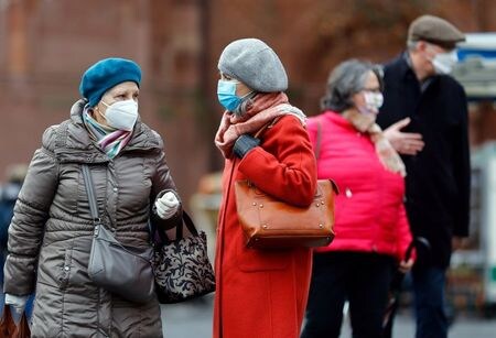１２月２３日、ドイツで報告された新型コロナウイルス感染による１日の死者は９６２人と、過去最多となった。独マインツで２２日撮影（２０２０年　ロイター/Ralph Orlowski）