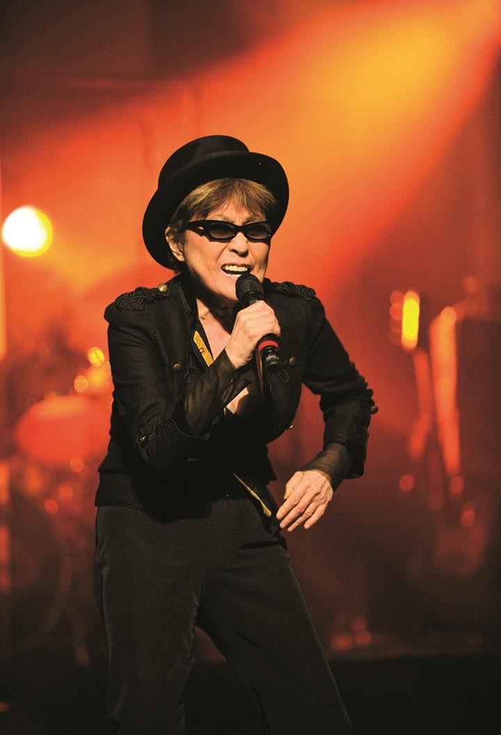 衰えぬ存在感　ヨーコは世界を飛び回っ て新しいアート作品を制作し、昔の曲を ダンスナンバーとしてヒットさせる一方、平和と愛の メッセージを広めてきた　GETTY IMAGES